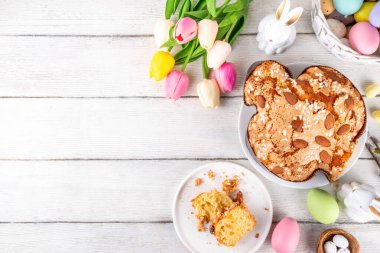 İtalyan Paskalya Pastası, Kolombiya di Pasqua, tatlı tatlı güvercin şekilli sünger kek jöleli fındık ve meyveli, bayram süslemeli beyaz Paskalya bayramında doldurulmuş meyveli ekmek.