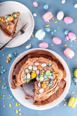 Paskalya Yumurtası Çikolatalı Pastası. Çikolatalı tatlı paskalya pastası, geleneksel tatil pişirme tarifi fikri, süslü masa fotokopisi alanı.