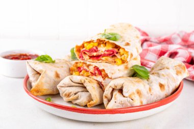 Ev yapımı fırında pizza, pizza stili quesadilla dürümleri pepperoni ya da salam, domates, peynir ve mısır, mutfak masasında sıcak domates sosu, fotokopi alanı.