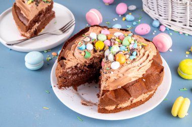 Paskalya Yumurtası Çikolatalı Pastası. Çikolatalı tatlı paskalya pastası, geleneksel tatil pişirme tarifi fikri, süslü masa fotokopisi alanı.