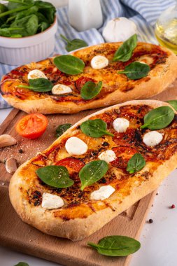 Lezzetli Margherita Pizza Teknesi, yapay peynirli ev yapımı pizza, vişneli domates ve ıspanak yaprakları, fotokopi alanı.
