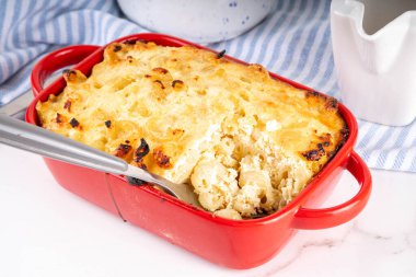 Tatlı fırında yumurtalı makarna, tatlı tatlı çocukluk yemeği makarna, yumurta, fırın tepsisinde süzme peynir, fotokopi odası.