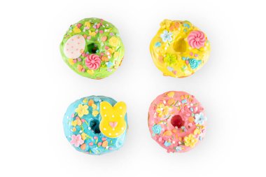 Renkli şekerli yumurta ve tavşanlarla süslenmiş pastel kaplamalı Paskalya çörekleri Paskalya partisi için yumuşak ve yumuşak pişmiş tatlı.