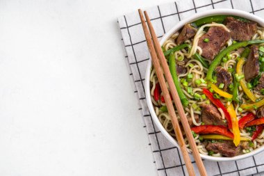 Sığır eti, sebze, soya sosu ve soğanlı Lo Mein Noodles. Basit ev yapımı Asya usulü lo mein pirinç eriştesi, kopyalama alanı