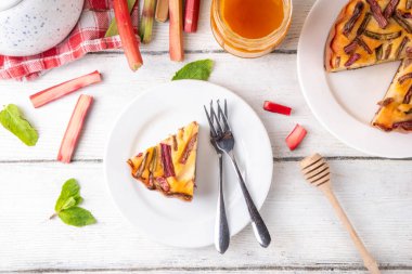 Yaz ev yapımı pişirme, lezzetli ravent turtası. Tatlı mevsimlik tatlı tarifi, üstünde ravent dilimleri ve içinde tatlı reçel olan sünger keki.