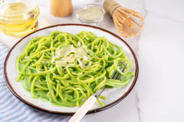 Lezzetli kremalı kibrit soslu makarna. Carbonara soslu spagetti, karışık kibrit tozu, üzerinde parmesan peyniri ve kibrit tozu, kopyalama alanı.