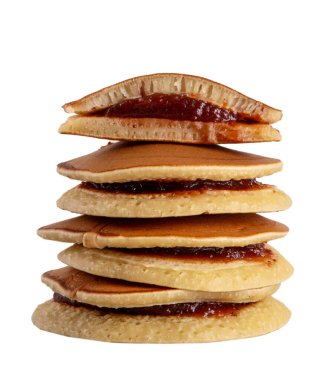 Dorayaki, klasik Japon pastası, içinde kırmızı fasulye ezmesi ya da tatlı böğürtlen reçeli olan ballı krep sandviçi. Sünger keki tavada pişirilmiş tatlı.