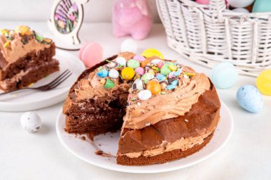 Paskalya Yumurtası Çikolatalı Pastası. Çikolatalı tatlı paskalya pastası, geleneksel tatil pişirme tarifi fikri, süslü masa fotokopisi alanı.