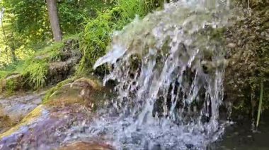 Yakın çekim, gün ışığına çıkma, detaylı su dokusu. Yüksek kaliteli FullHD görüntüler