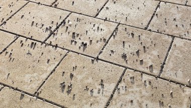 Buzlu ve dağınık çakıllı şehir taş kaldırımı, kış kaldırımı yüzeyi ve güvenlik kavramı. Yüksek kalite fotoğraf