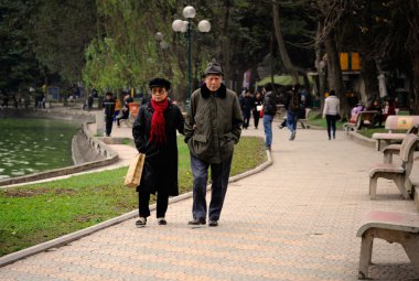 Yaşlı çift Hoan Kiem Gölü yürüyüş