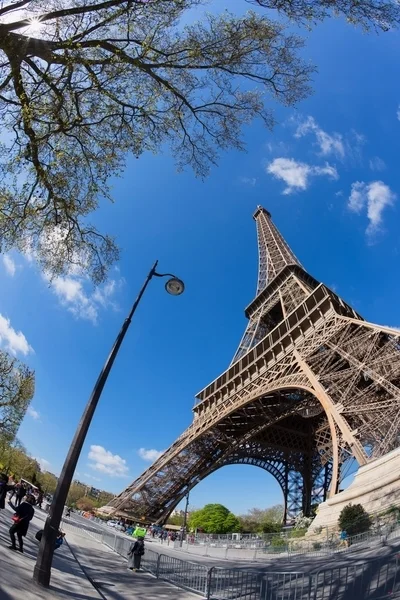 Em torno da torre Eiffel em dia ensolarado — Fotografia de Stock