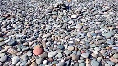 Sahilde taşlar ve çakıl taşları
