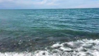 Sahildeki deniz dalgaları