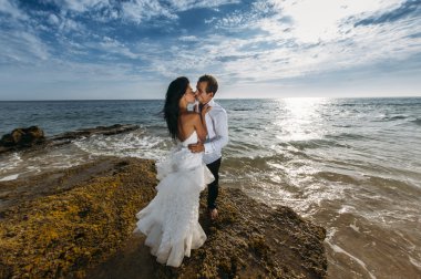 Düğün Romance - gelin ve damat sahilde