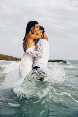 Düğün Romance - gelin ve damat sahilde