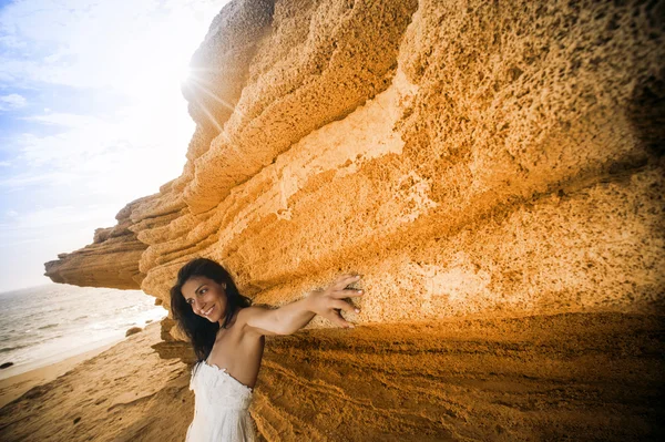 Married posin rock — Stock Photo, Image