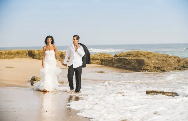 Romance de casamento - noiva e noivo na praia — Fotografia de Stock