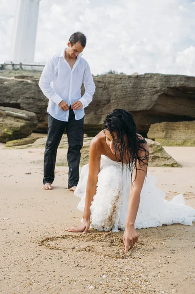 Düğün Romance - gelin ve damat sahilde — Stok fotoğraf