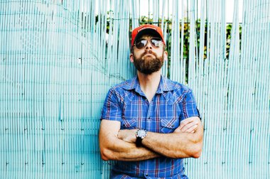 hipster kap ve gözlük ile