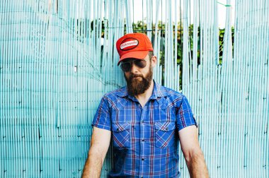 hipster kap ve gözlük ile