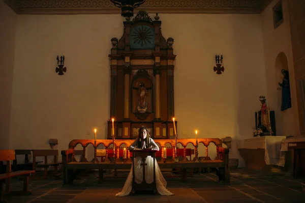 Jong meisje in de kerk — Stockfoto