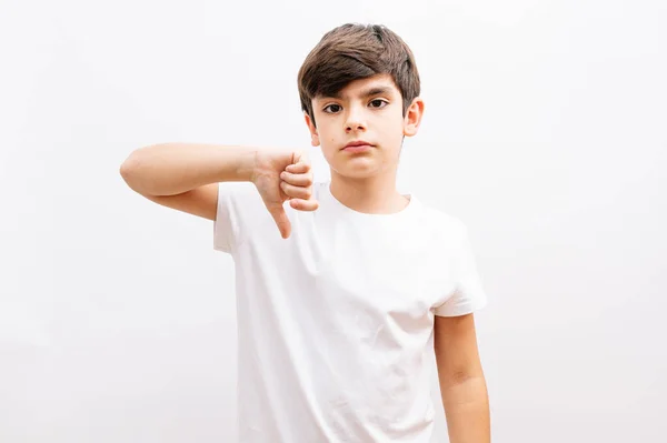 Niño Pequeño Con Camiseta Blanca Pie Sobre Fondo Blanco Aislado —  Fotos de Stock