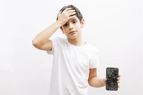 Σκούρα Μαλλιά Μικρό Παιδί Κρατώντας Σπασμένα Smartphone Καλύψει Στόμα Χέρι — Φωτογραφία Αρχείου