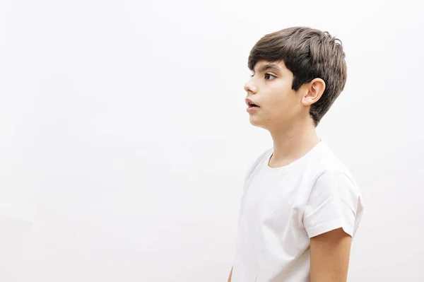 Piękny Chłopiec Nosi Luźny Shirt Stojąc Nad Odizolowanym Białym Tle — Zdjęcie stockowe