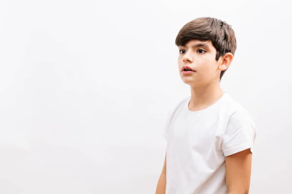 Hermoso Niño Con Camiseta Casual Pie Sobre Fondo Blanco Aislado —  Fotos de Stock