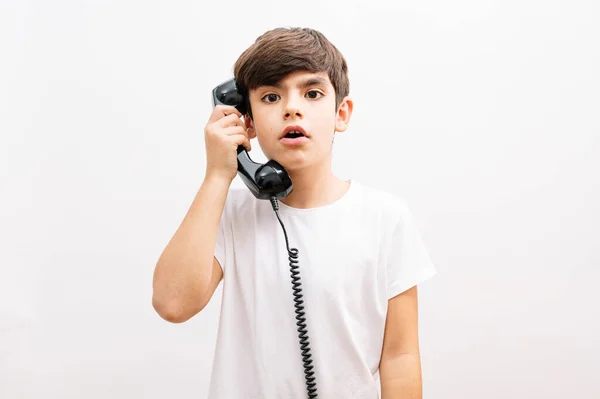 Niño Hablando Por Teléfono Vintage Sorprendido —  Fotos de Stock
