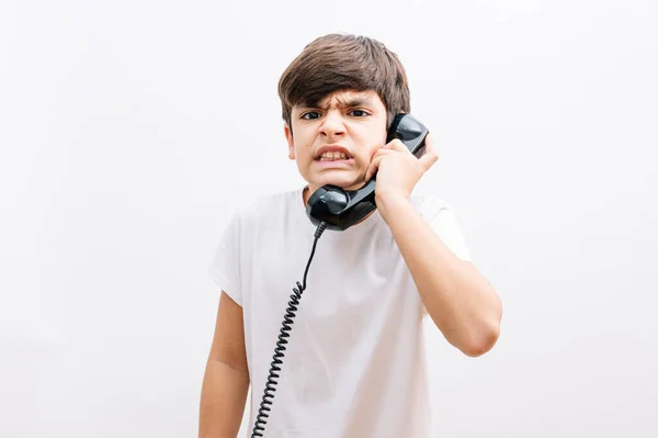 Dühös Fiú Gyerek Beszél Vintage Telefonon — Stock Fotó