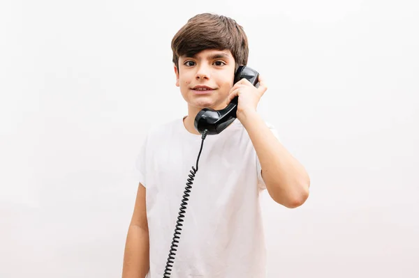 Αγόρι Παιδί Μιλάει Στο Παλιό Τηλέφωνο — Φωτογραφία Αρχείου