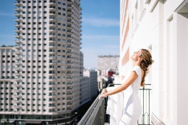Hermosa Mujer Rubia Con Vestido Blanco Balcón Hotel Madrid España — Foto de Stock