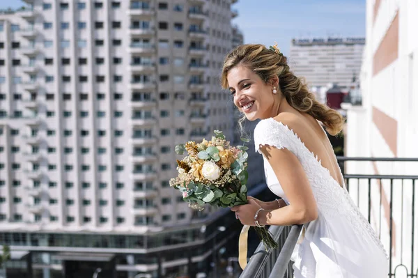 Krásná Blonďatá Žena Bílých Šatech Balkóně Hotelu Madridu Španělsku Svatební — Stock fotografie
