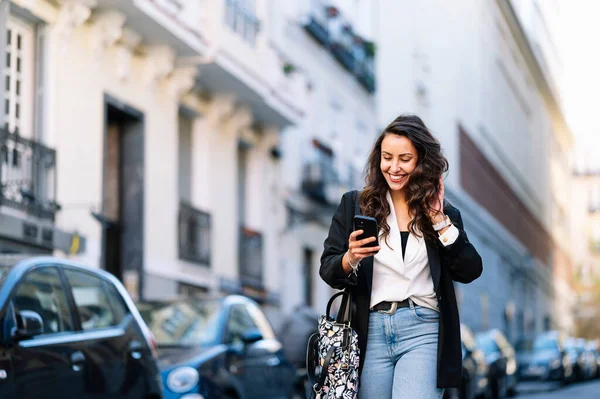 Mulher Bonita Usando Celular Rua Conceito Comunicação — Fotografia de Stock