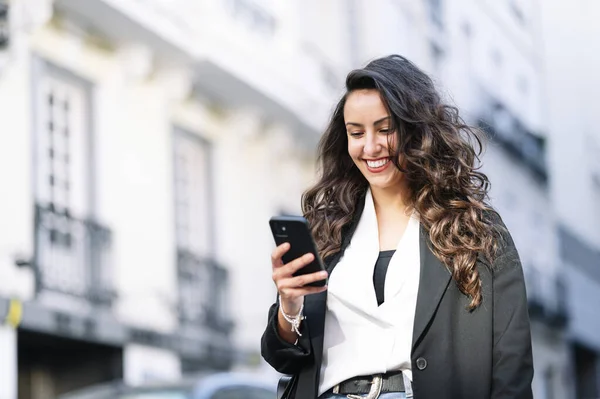 Красива Жінка Використовує Мобільний Телефон Вулиці Концепція Комунікації — стокове фото