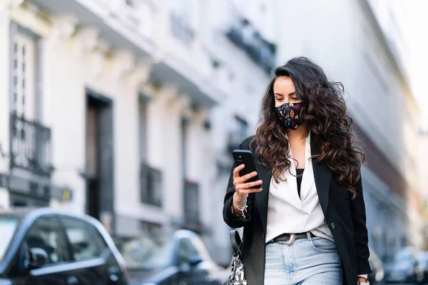 Piękna Kobieta Masce Pomocą Telefonu Komórkowego Ulicy Koncepcja Komunikacji — Zdjęcie stockowe