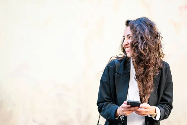 Mulher Bonita Usando Celular Rua Conceito Comunicação — Fotografia de Stock