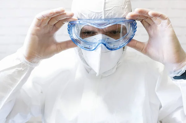 Enfermera Masculina Usando Traje Protector Ropa Trabajo Poniéndose Gafas Protectoras — Foto de Stock