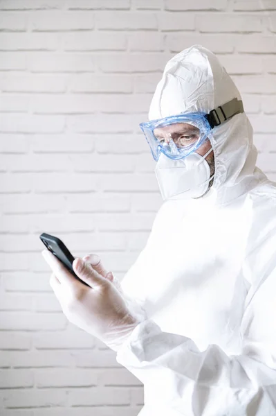 Enfermera Masculina Que Usa Traje Protector Ropa Trabajo Usando Teléfono — Foto de Stock