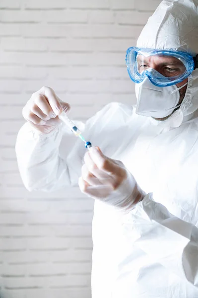 Mannelijke Verpleegkundige Beschermende Werkkleding Vullen Injectie — Stockfoto