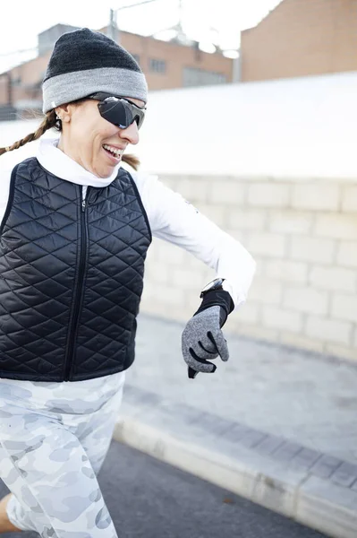 Femme Runner Avec Smartband Montre — Photo