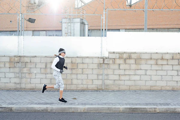 Deportiva Corriendo Por Zona Industrial Invierno Mientras Sale Sol — Foto de Stock