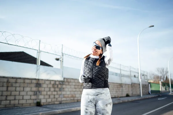 Deportiva Corriendo Por Zona Industrial Invierno Mientras Sale Sol —  Fotos de Stock