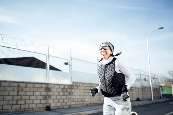 Sportswoman Running Industrial Zone Winter While Sun Rising — Stock Photo, Image