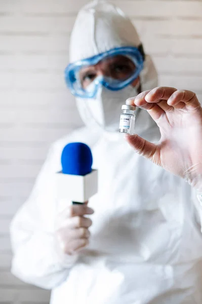 Enfermera Noticia Con Micrófono Con Traje Protector Mostrando Vacuna — Foto de Stock