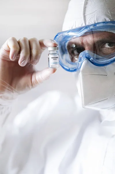 Mannelijke Verpleegkundige Beschermend Pak Toont Covid Vaccin Aan Camera — Stockfoto