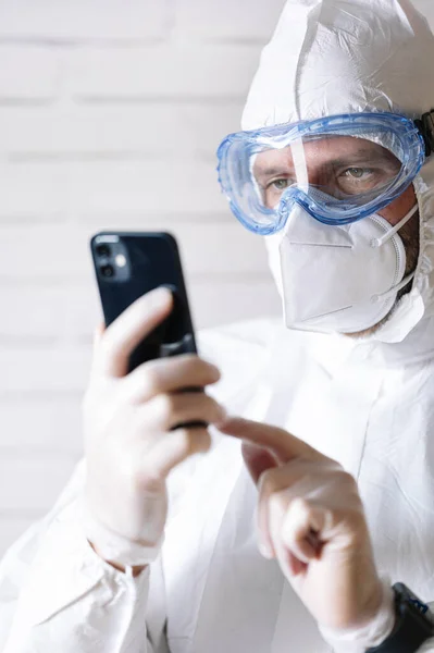 Verpleegster Beschermingspak Toont Camera Glazen Flacons Van Het Covid Vaccin — Stockfoto