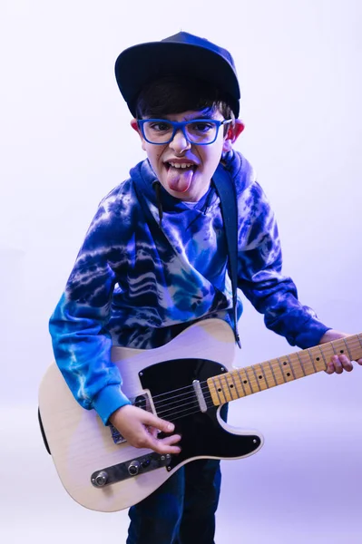 Joven Con Guitarra Excitado —  Fotos de Stock